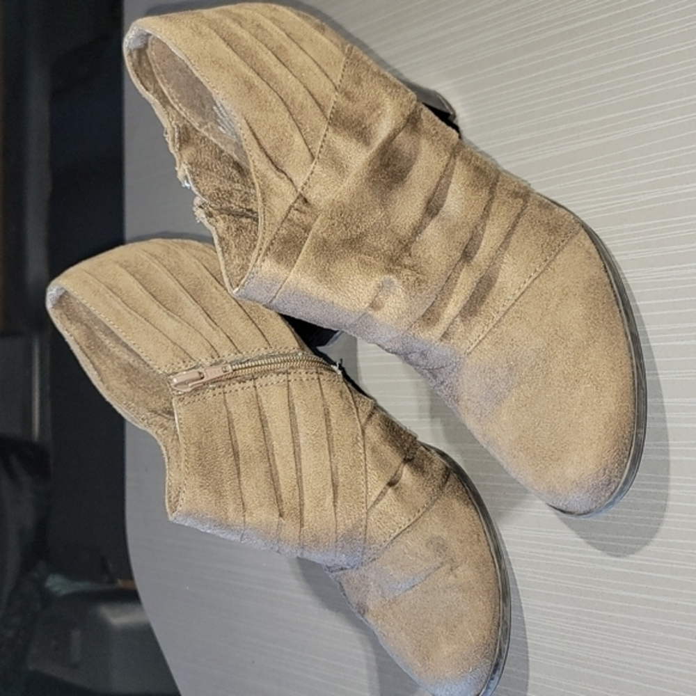 Y Not? Brown Pleated Feux Suade Booties. Women's 10. Good Condition.